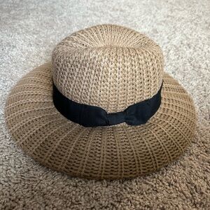 Beige knitted hat with black strap